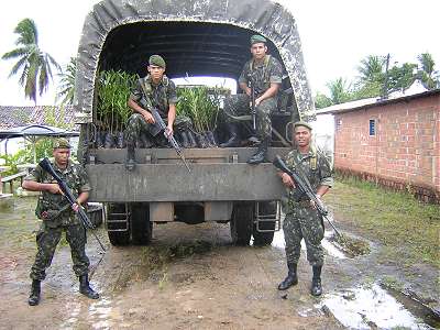 Caminhão ao apanhar mudas na ONG "Vovó do Mangue" - Maragogipe (BA).